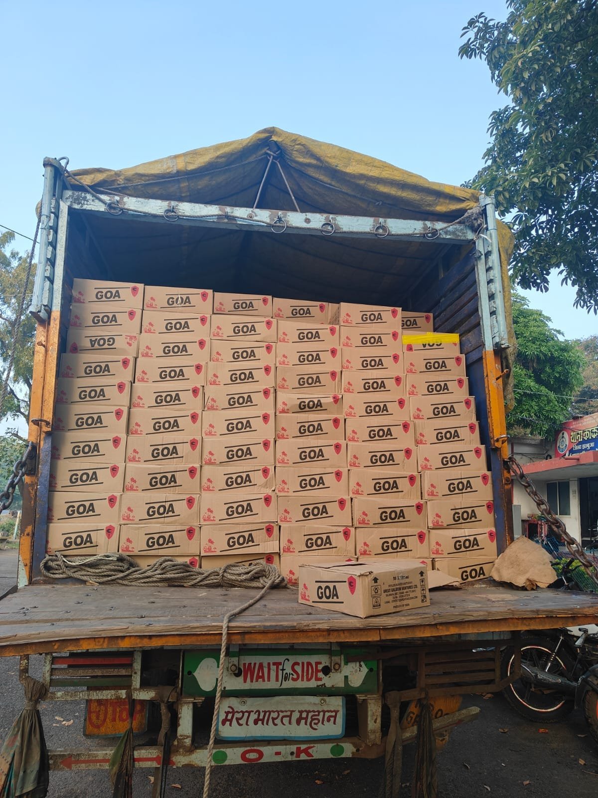 शहडोल में पुलिस की जबरदस्त कार्रवाई! पिकअप खोला तो निकली 2021 लीटर शराब, तस्कर भागा – ड्राइवर पकड़ा!