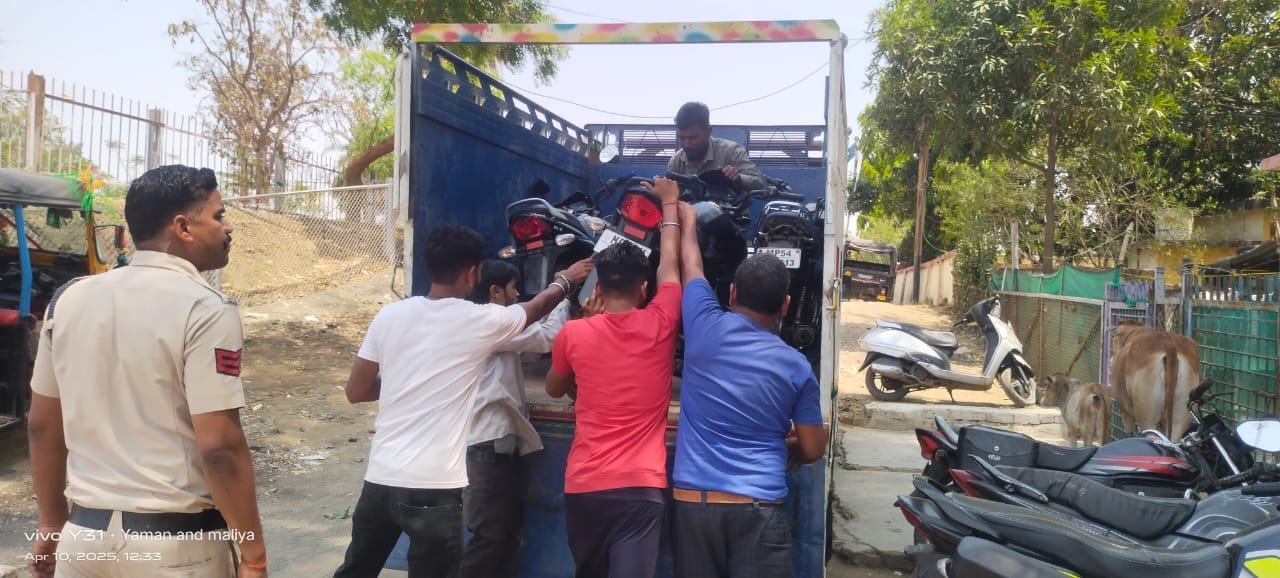 अनूपपुर प्लेटफॉर्म नंबर 4 के बाहर से पुलिस ने उठाई 9 बाइकें, जनता बोली – ठेकेदार ने बजाया सीटी!