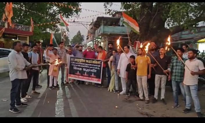 पहलगाम नरसंहार के विरोध में पाकिस्तान मुर्दाबाद के नारे, श्रद्धांजलि अर्पित कर विरोध प्रदर्शन