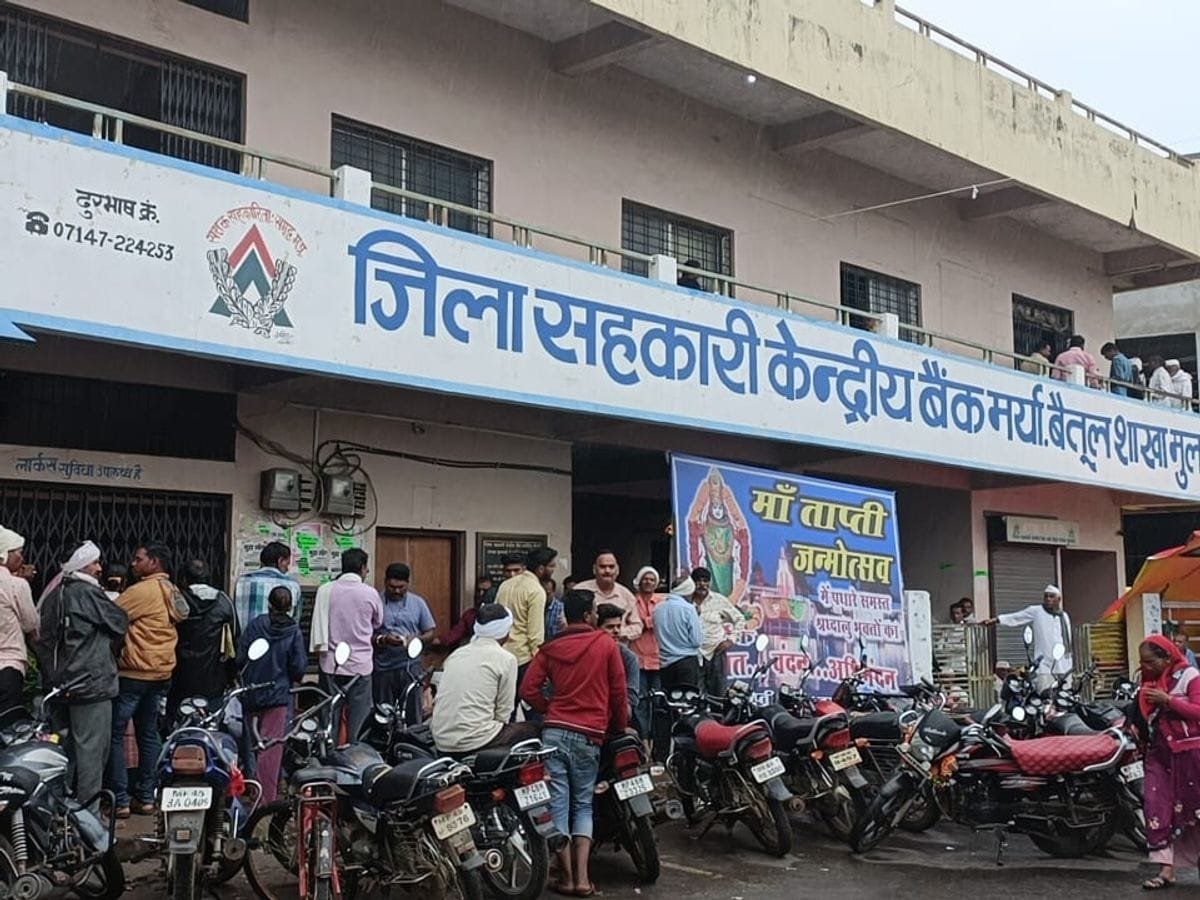 मुलताई में बैंकों और शॉपिंग कॉम्प्लेक्सों की अवैध पार्किंग व्यवस्था से जनता परेशान, नियमों की उड़ रही धज्जियाँ