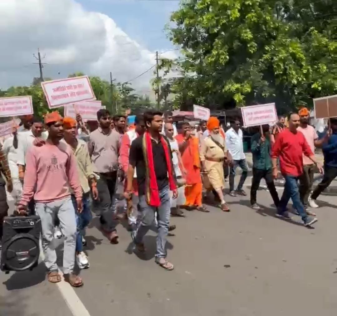 50 प्रतिशत अमेरिकी टैरिफ़ के विरोध में भगवा पार्टी ने निकाली ट्रंप की शव यात्रा