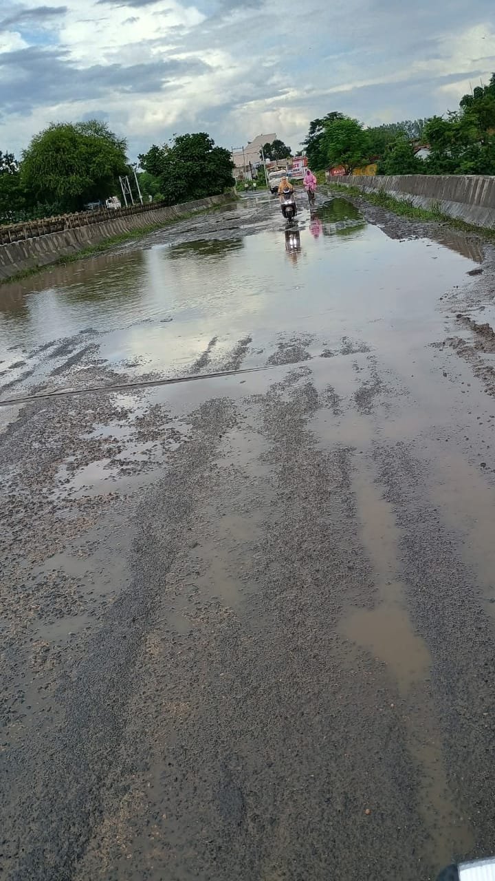 भ्रष्टाचार से बना पुल बना तालाब – जिला प्रशासन की आंखों के सामने गुणवत्ता की पोल खोलते। राजन राठौड़