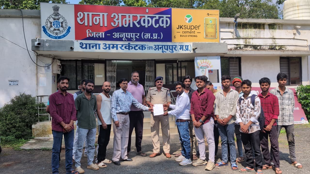 युवा कांग्रेस कमेटी अमरकंटक ने दस सुत्रीय मांगों को लेकर अमरकंटक थाने और नगर पंचायत में सौंपा ज्ञापन