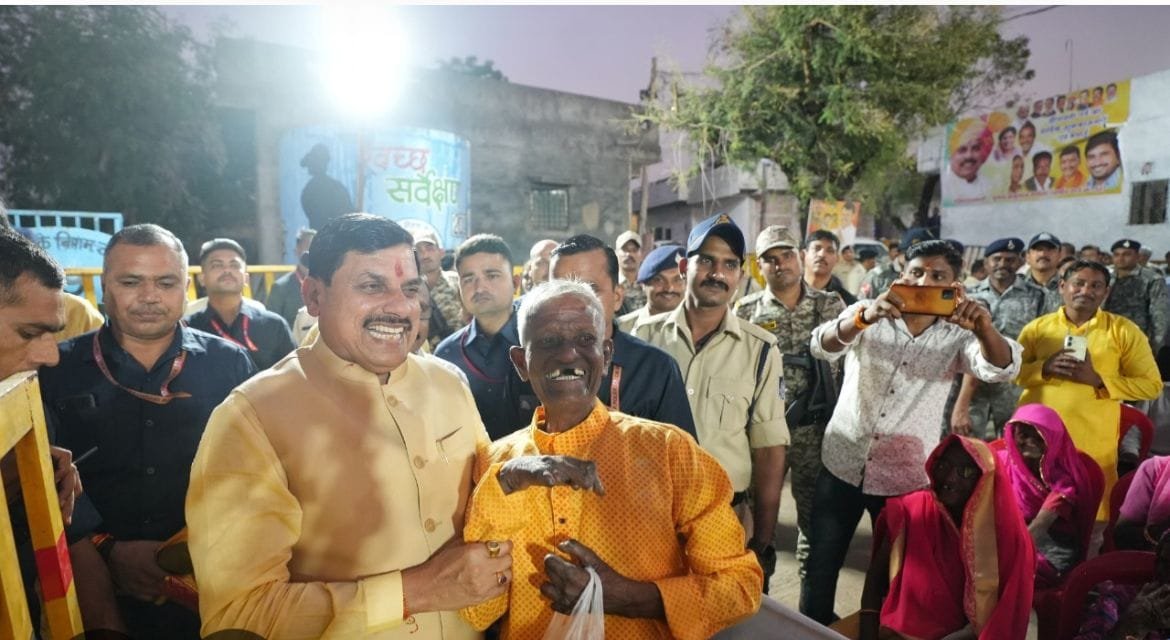 एक दिवाली ऐसी भी मुख्यमंत्री डॉ. मोहन यादव ने कुष्ठ रोगियों संग मनाई खुशियों की दीपावली