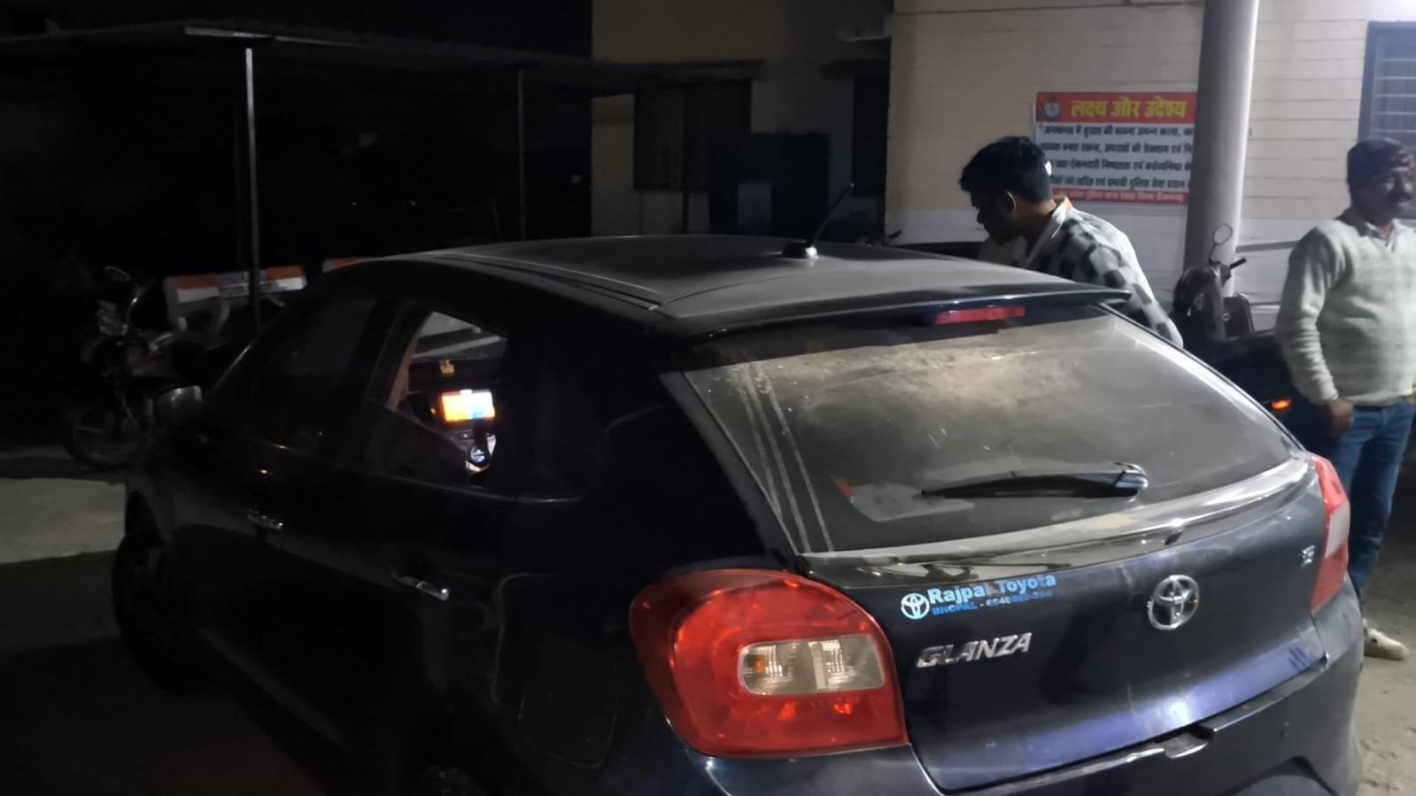 टीकमगढ़ में रिश्वतखोर आरक्षक भागा, लोकायुक्त टीम पीछे–नाइट ऑपरेशन में जैकेट और रिश्वत बरामद, आरक्षक फरार