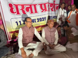 अन्याय के खिलाफ ‘मामा’ की हुंकार: आदिवासियों के आशियाने उजड़ने पर जमीन पर बैठे शिवराज, मुख्यमंत्री मोहन यादव ने तुरंत दिए जांच के आदेश